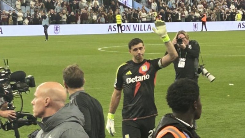 Con lágrimas en sus ojos, "Dibu" Martínez se despidió del público de Aston Villa